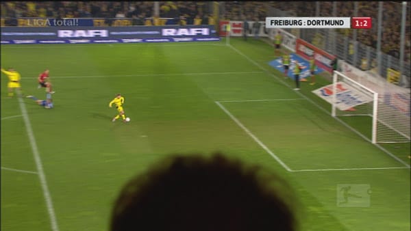 Die Freiburger Zuschauer hält es am 13. Spieltag nicht mehr auf den Sitzen, Kuba vom BVB muss den Ball nur noch ins leere Tor reinschieben. Doch was folgt, ist der irrste Fehlschuss der Saison: Der Pole drischt den Ball tatsächlich noch übers Tor. Die Freiburger Zuschauer hält es am 13. Spieltag nicht mehr auf den Sitzen, Kuba vom BVB muss den Ball nur noch ins leere Tor reinschieben. Doch was folgt, ist der irrste Fehlschuss der Saison: Der Pole drischt den Ball tatsächlich noch übers Tor.