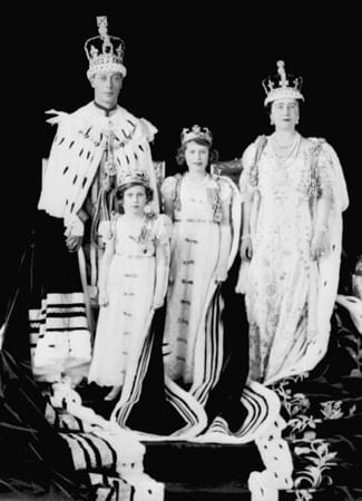 Das britische Königspaar Elizabeth George VI. mit ihren Töchtern Margaret und Elizabeth (der späteren Königin). Das Bild wurde am Krönungstag von George VI. am 12.5.1937 in London aufgenommen.