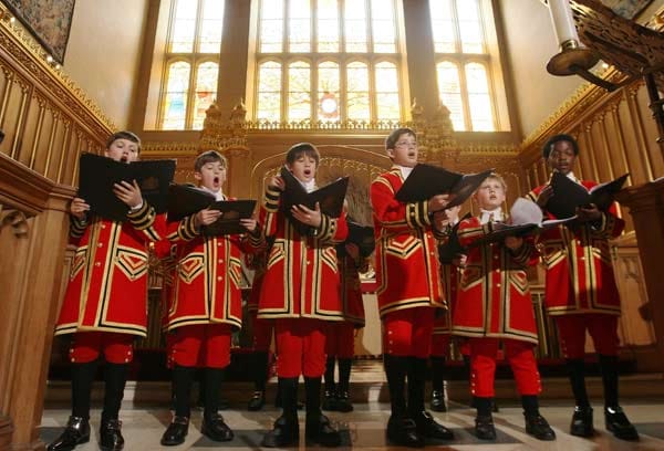 Für die musikalische Untermalung der Trauung sorgen der aus 20 Jungen und zwölf Profisängern bestehende Chor der Westminster Abbey, sowie der Chapel Royal Chor, das Londoner Kammerorchester und die Fanfaren-Gruppe aus der Band der Royal Air Force. Auf diesem Bild üben einige Mitglieder des Chapel Royal Chors in der königlichen Kapelle des St. James' Palace in London. Für die musikalische Untermalung der Trauung sorgen der aus 20 Jungen und zwölf Profisängern bestehende Chor der Westminster Abbey, sowie der Chapel Royal Chor, das Londoner Kammerorchester und die Fanfaren-Gruppe aus der Band der Royal Air Force. Auf diesem Bild üben einige Mitglieder des Chapel Royal Chors in der königlichen Kapelle des St. James' Palace in London.