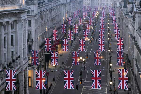 Britische Flaggen hängen zu hunderten über der Regent Street in London. Das britische Empire bringt sich immer mehr in Hochzeitsstimmung. Britische Flaggen hängen zu hunderten über der Regent Street in London. Das britische Empire bringt sich immer mehr in Hochzeitsstimmung.