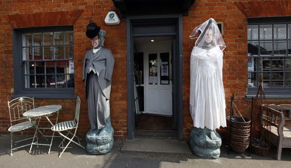 Auch das restliche Großbritannien ist im Hochzeitsfieber: In der Ortschaft Princes Risborough stehen vor einem Geschenkshop zwei Statuen, die wie Kate Middleton und Prinz William gekleidet sind. Auch das restliche Großbritannien ist im Hochzeitsfieber: In der Ortschaft Princes Risborough stehen vor einem Geschenkshop zwei Statuen, die wie Kate Middleton und Prinz William gekleidet sind.