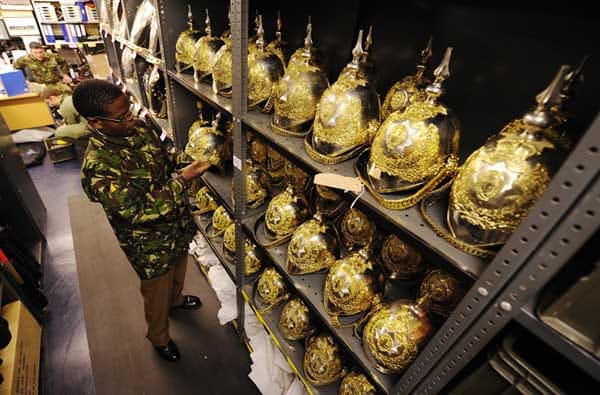 Beim britischen Verteidigungsministerium werden die Helme der Reiter, die den Festzug begleiten, noch einmal genauestens unter die Lupe genommen. Beim britischen Verteidigungsministerium werden die Helme der Reiter, die den Festzug begleiten, noch einmal genauestens unter die Lupe genommen.