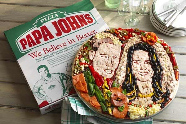 Fast zu schön, um sie zu essen: Prinz William und seine Braut zieren als Porträt den Belag einer Pizza. Auf diese kreative Idee kam die Firma Papa John's. Ein britischer Lebensmittel-Künstler hat sich besonders viel Mühe mit dem Fast-Food-Gericht gegeben und Prinz Williams Anzug aus Salami und Pepperoni gestaltet, Kates Brautkleid besteht vor allem aus Käse. Fast zu schön, um sie zu essen: Prinz William und seine Braut zieren als Porträt den Belag einer Pizza. Auf diese kreative Idee kam die Firma Papa John's. Ein britischer Lebensmittel-Künstler hat sich besonders viel Mühe mit dem Fast-Food-Gericht gegeben und Prinz Williams Anzug aus Salami und Pepperoni gestaltet, Kates Brautkleid besteht vor allem aus Käse.