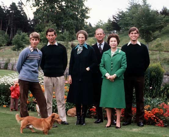 Königin Elizabeth II. und ihr Mann Prinz Philip posieren mit ihren vier Kindern Prinz Edward, Prinz Charles, Prinzessin Anne und Prinz Andrew (v.l.n.r.) . Das Bild stammt aus dem Jahr 1979.