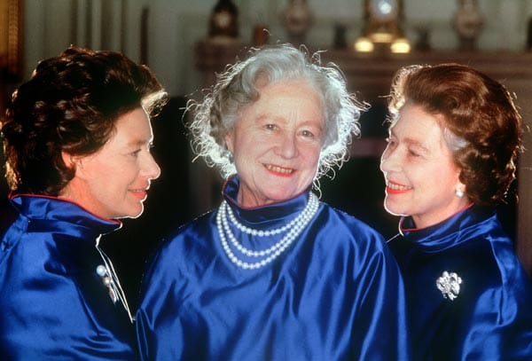 Queen Mum (Mitte) mit ihren beiden Töchtern Königin Elizabeth II. (r) und Prinzessin Margaret. Die Königinmutter erreicht ein hohes Alter. Sie starb im Jahr März 2002 mit 101 Jahren. Prinzessin Margaret starb einen Monat vor ihrer Mutter nach einem erneuten Schlaganfall im Alter von 71 Jahren.