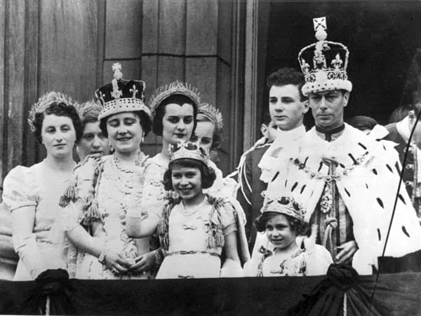 Königin Elizabeth (2.v.l.) steht mit ihren Töchtern Prinzessin Elizabeth und Prinzessin Margaret auf dem Balkon des Londoner Buckingham Palastes nach der feierlichen Krönung von König George VI. (r) im Jahr 1937.