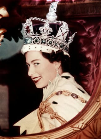 Nach ihrer Krönung am 2.6.1953 verlässt Königin Elizabeth in der Staatskarosse die Westminister Abbey.