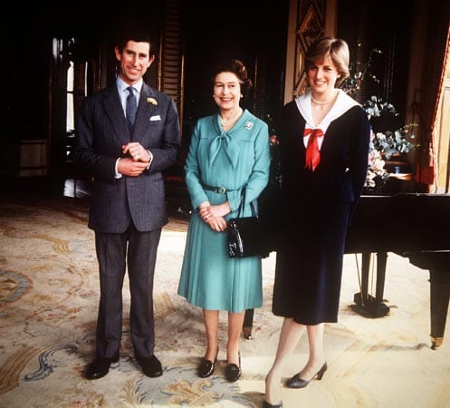 Königin Elizabeth II. (M) mit ihrem Sohn Prinz Charles und seiner Verlobten Lady Diana Spencer im Londoner Buckingham Palast nach der Billigung der bevorstehenden Heirat des Paares durch die Queen. Das Bild stammt aus dem Jahr 1983.