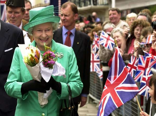 Ihre Untertanen jubeln Elizabeth II. zu.