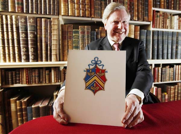 Mehrere Tage vor ihrer Hochzeit mit Prinz William hat Kate Middleton am Dienstag ihr neues Wappen präsentiert. Das eigens für die Hochzeit entworfene Wappen wurde von Michael Middleton, Kates Vater, beim Londoner College of Arms in Auftrag gegeben. Dieses Amt ist für die Wappenherstellung zuständig, wie Mitarbeiter des Königshauses erklärten. Mehrere Tage vor ihrer Hochzeit mit Prinz William hat Kate Middleton am Dienstag ihr neues Wappen präsentiert. Das eigens für die Hochzeit entworfene Wappen wurde von Michael Middleton, Kates Vater, beim Londoner College of Arms in Auftrag gegeben. Dieses Amt ist für die Wappenherstellung zuständig, wie Mitarbeiter des Königshauses erklärten.