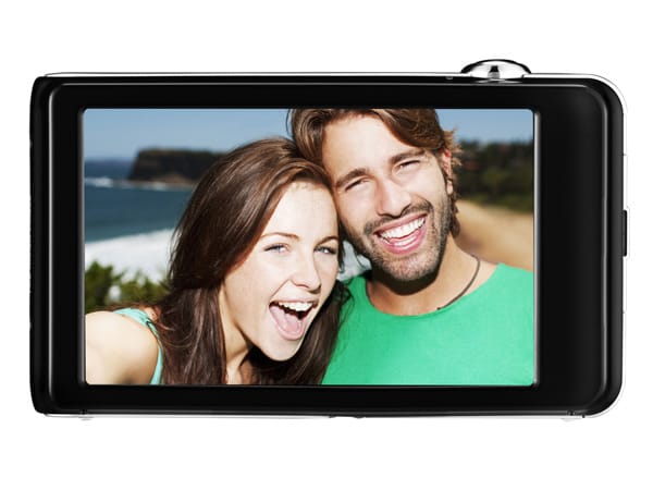 Die Samsung ST 600 (230 Euro) bietet ein sehr großes Display auf der Rückseite, das als Touchscreen auch zur Bedienung der Kamera dient.