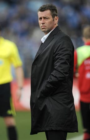 Michael Skibbe wurde im Frühjahr von Eintracht Frankfurt vor die Tür gesetzt und ist seitdem auf Jobsuche. 2002 führte Skibbe zusammen mit Teamchef Rudi Völler die deutsche Nationalmannschaft ins WM-Finale gegen Brasilien. Neben der Eintracht betreute Skibbe den BVB und Bayer Leverkusen. Auch im Ausland konnte Skibbe Erfahrungen sammeln. Bei Galatasaray Istanbul hielt er ein gutes halbes Jahr durch. Michael Skibbe wurde im Frühjahr von Eintracht Frankfurt vor die Tür gesetzt und ist seitdem auf Jobsuche. 2002 führte Skibbe zusammen mit Teamchef Rudi Völler die deutsche Nationalmannschaft ins WM-Finale gegen Brasilien. Neben der Eintracht betreute Skibbe den BVB und Bayer Leverkusen. Auch im Ausland konnte Skibbe Erfahrungen sammeln. Bei Galatasaray Istanbul hielt er ein gutes halbes Jahr durch.