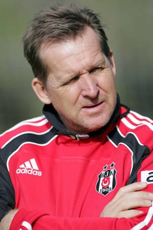 Als aktiver Spieler erlebte Bernd Schuster glorreiche Zeiten, auf der Trainerbank lief es bislang weniger gut. Abgesehen von einer spanischen Meisterschaft mit Real Madrid kann Schuster nichts vorweisen. Bei seinem letzten Arbeitgeber Besiktas Istanbul hielt der Ex-FC-Profi nicht eine komplette Spielzeit durch. Der Ex-Weltstar stand bereits von 1998 bis 1999 für den 1. FC Köln in der zweiten Liga an der Seitenlinie - ohne großen Erfolg. Als aktiver Spieler erlebte Bernd Schuster glorreiche Zeiten, auf der Trainerbank lief es bislang weniger gut. Abgesehen von einer spanischen Meisterschaft mit Real Madrid kann Schuster nichts vorweisen. Bei seinem letzten Arbeitgeber Besiktas Istanbul hielt der Ex-FC-Profi nicht eine komplette Spielzeit durch. Der Ex-Weltstar stand bereits von 1998 bis 1999 für den 1. FC Köln in der zweiten Liga an der Seitenlinie - ohne großen Erfolg.