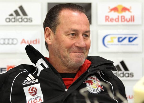 Huub Stevens führte den 1. FC Köln bereits in der Saison 2004/2005 erfolgreich zum Wiederaufstieg in die Bundesliga. Seitdem trainierte Stevens Roda JC Kerkrade, den Hamburger SV, den PSV Eindhoven und Red Bull Salzburg. Seit Anfang April ist Stevens wieder arbeitslos und wäre zu haben. Allerdings propagiert Stevens keinesfalls den von Finke gewünschten "modernen, zeitgemäßen Fußball", sondern eher Abwehr- und Zerstörer-Taktiken. Huub Stevens führte den 1. FC Köln bereits in der Saison 2004/2005 erfolgreich zum Wiederaufstieg in die Bundesliga. Seitdem trainierte Stevens Roda JC Kerkrade, den Hamburger SV, den PSV Eindhoven und Red Bull Salzburg. Seit Anfang April ist Stevens wieder arbeitslos und wäre zu haben. Allerdings propagiert Stevens keinesfalls den von Finke gewünschten "modernen, zeitgemäßen Fußball", sondern eher Abwehr- und Zerstörer-Taktiken.