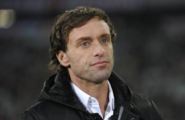 Seit dem Herbst 2010 ist Thomas Doll ohne Engagement. Seinen letzten Job hatte Doll beim türkischen Erstligisten Genclerbirgili Ankara. In der Bundesliga betreute er bisher den Hamburger SV und Borussia Dortmund. Die Hanseaten führte er 2006 auf Platz drei in der Liga, mit dem BVB gelang ihm 2008 der Finaleinzug im DFB-Pokal. Seit dem Herbst 2010 ist Thomas Doll ohne Engagement. Seinen letzten Job hatte Doll beim türkischen Erstligisten Genclerbirgili Ankara. In der Bundesliga betreute er bisher den Hamburger SV und Borussia Dortmund. Die Hanseaten führte er 2006 auf Platz drei in der Liga, mit dem BVB gelang ihm 2008 der Finaleinzug im DFB-Pokal.