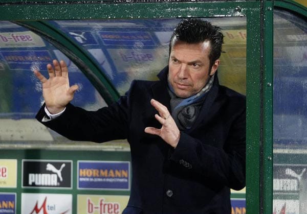 Bisher hat sich noch kein Bundesliga-Verein getraut, Lothar Matthäus einen Trainerjob zu geben. Aber vielleicht haben die Verantwortlichen des 1. FC Köln den Mut, den Weltmeister von 1990 zu verpflichten. Gemeinsamkeiten mit den FC-Profis sind auf jeden Fall vorhanden: er redet gerne mit der Boulevardpresse und gibt Interna aus der Kabine preis. Derzeit trainiert Matthäus die bulgarische Nationalmannschaft. Bisher hat sich noch kein Bundesliga-Verein getraut, Lothar Matthäus einen Trainerjob zu geben. Aber vielleicht haben die Verantwortlichen des 1. FC Köln den Mut, den Weltmeister von 1990 zu verpflichten. Gemeinsamkeiten mit den FC-Profis sind auf jeden Fall vorhanden: er redet gerne mit der Boulevardpresse und gibt Interna aus der Kabine preis. Derzeit trainiert Matthäus die bulgarische Nationalmannschaft.