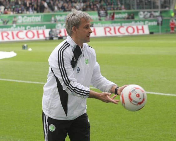 Ein weiterer Weltmeister aus den eigenen Reihen wäre Pierre Littbarski. Aktuell ist er als Co-Trainer unter Felix Magath beim VfL Wolfsburg beschäftigt. Als Chefcoach durfte er in der laufenden Saison kurz den VW-Werksklub betreuen, bevor Magath ihn erlöste. In Japan und Australien war "Litti" bereits in der Chefposition aktiv. Ein weiterer Weltmeister aus den eigenen Reihen wäre Pierre Littbarski. Aktuell ist er als Co-Trainer unter Felix Magath beim VfL Wolfsburg beschäftigt. Als Chefcoach durfte er in der laufenden Saison kurz den VW-Werksklub betreuen, bevor Magath ihn erlöste. In Japan und Australien war "Litti" bereits in der Chefposition aktiv.