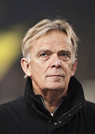 Wenn alle Stricke reißen, dann muss sich Kölns Sportdirektor Volker Finke wohl selbst auf die Trainerbank setzen. Der ehemalige Coach des SC Freiburg schließt zwar eine Rückkehr auf den Übungsleiterposten aus, doch Erfolg hatte er als Trainer durchaus. Er wechselte im Juli 1991 zu den Breisgauern und übernahm sie in der 2. Bundesliga. Dort erreichte er 1993, 1998 und 2003 den Aufstieg in die 1. Bundesliga sowie die Qualifikation für den UEFA-Pokal 1995 und 2001. Wenn alle Stricke reißen, dann muss sich Kölns Sportdirektor Volker Finke wohl selbst auf die Trainerbank setzen. Der ehemalige Coach des SC Freiburg schließt zwar eine Rückkehr auf den Übungsleiterposten aus, doch Erfolg hatte er als Trainer durchaus. Er wechselte im Juli 1991 zu den Breisgauern und übernahm sie in der 2. Bundesliga. Dort erreichte er 1993, 1998 und 2003 den Aufstieg in die 1. Bundesliga sowie die Qualifikation für den UEFA-Pokal 1995 und 2001.