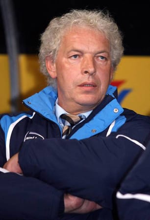 Klaus Toppmöller wurde schon des Öfteren von den Medien als neuer Kandidat für den Trainerstuhl in Köln ins Gespräch gebracht. Als Trainer arbeitete er unter anderem bei Eintracht Frankfurt, dem VfL Bochum, Bayer Leverkusen und dem Hamburger SV. Von 2006 bis 2008 war der heute 59-Jährige Nationalcoach Georgiens. Klaus Toppmöller wurde schon des Öfteren von den Medien als neuer Kandidat für den Trainerstuhl in Köln ins Gespräch gebracht. Als Trainer arbeitete er unter anderem bei Eintracht Frankfurt, dem VfL Bochum, Bayer Leverkusen und dem Hamburger SV. Von 2006 bis 2008 war der heute 59-Jährige Nationalcoach Georgiens.