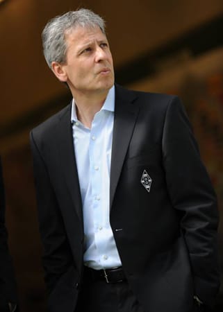 Falls Lucien Favre als Trainer von Borussia Mönchengladbach sich den Gang in die 2. Bundesliga ersparen sollte, könnte auch er eine Option in Köln sein. Der Ex-Trainer von Hertha BSC Berlin wurde in der Saison 2008/2009 sogar zum "Trainer der Saison" gewählt, als er die Hertha auf den vierten Tabellenplatz führte. Falls Lucien Favre als Trainer von Borussia Mönchengladbach sich den Gang in die 2. Bundesliga ersparen sollte, könnte auch er eine Option in Köln sein. Der Ex-Trainer von Hertha BSC Berlin wurde in der Saison 2008/2009 sogar zum "Trainer der Saison" gewählt, als er die Hertha auf den vierten Tabellenplatz führte.