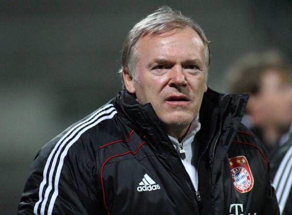 Mit den "kleinen" Bayern steht Hermann Gerland am Tabellen-Ende der 3. Liga. Der bald 57-Jährige wird in der kommenden Saison Assistent des 66-jährigen Bayern-Trainers Jupp Heynckes. "Bei den Bayern beschäftigt zu sein und als Co-Trainer auf der Bank zu sitzen, welcher Job ist schöner?", sagte Gerland, der trotzdem auch als Kandidat in Köln gehandelt wird. Mit den "kleinen" Bayern steht Hermann Gerland am Tabellen-Ende der 3. Liga. Der bald 57-Jährige wird in der kommenden Saison Assistent des 66-jährigen Bayern-Trainers Jupp Heynckes. "Bei den Bayern beschäftigt zu sein und als Co-Trainer auf der Bank zu sitzen, welcher Job ist schöner?", sagte Gerland, der trotzdem auch als Kandidat in Köln gehandelt wird.