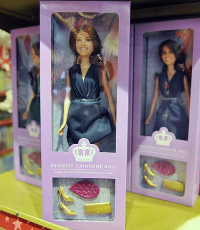 Kate Middleton gibt es jetzt auch als Barbie zu kaufen - natürlich mit goldenen Schuhen und Handtasche. Kate Middleton gibt es jetzt auch als Barbie zu kaufen - natürlich mit goldenen Schuhen und Handtasche.
