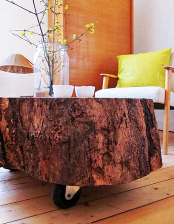 Wohnidee Nr.1 - Aus einer alten Baumscheibe wird hier ein modischer Designer-Tisch. Die Kosten: Vier Lenkrollen á 20 Euro, Acryllack und Pinsel für 10 Euro, Holzschrauben für 5 Euro = 35 Euro.