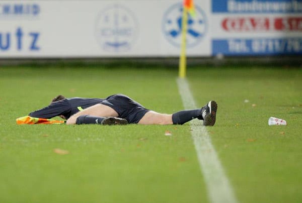 Schiedsrichter-Assistent, da liegt er: Kai Voss ist im DFB-Pokal-Zweitrundenspiel am 25. Oktober 2006 im Stuttgarter Degerloch von einem Bierbecher zu Boden gestreckt worden. Die Gäste aus Berlin führen bei Abbruch in der 86. Minute mit 2:0 bei Regionalligist Kickers. Die Schwaben verlieren mit diesem Ergebnis die Partie gegen Hertha BSC am Grünen Tisch, zahlen 10.000 Euro Strafe und werden zudem mit einem "Geisterspiel" gegen Elversberg bestraft.