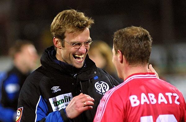 Am 28. Februar 2001 debütiert Jürgen Klopp als Trainer des FSV Mainz 05. Sein Team gewinnt dank eines Tores von Christoph Babatz mit 1:0 gegen den MSV Duisburg. Der Anfang einer Erfolgsgeschichte. Denn Klopp schafft den Klassenerhalt und führt die Rheinhessen in den folgenden Jahren von den Abstiegsrängen der 2. Bundesliga stetig weiter nach oben. Im Jahr 2002 wird der FSV Vierter und scheitert nur knapp am Aufstieg. Dieses Schicksal...