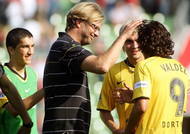 Knappe zwei Monate später ist Jürgen Klopp schon komplett in Dortmund angekommen. Das erste Spiel als BVB-Trainer am 16. August 2008 wird gleich gewonnen, mit 3:2 in Leverkusen. Auch eine Verbindung zu Mainz gibt es in dieser Partie. Denn Neven Subotic, der Klopp nach Dortmund gefolgt war, trifft in seinem ersten Bundesliga-Einsatz zum zwischenzeitlichen 3:1.
