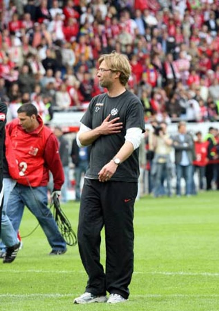 Scheiden tut weh: Am 18. Mai 2008 steht Jürgen Klopp zum letzten Mal als Trainer des FSV Mainz an der Seitenlinie. Die 05er verpassen trotz eines 5:1-Kantersiegs gegen den FC St. Pauli den Aufstieg. Klopp verabschiedet sich mit den Worten "Heute ist nicht alle Tage – ich komm wieder, keine Frage" von den Fans in Richtung Bundesliga und Borussia Dortmund.