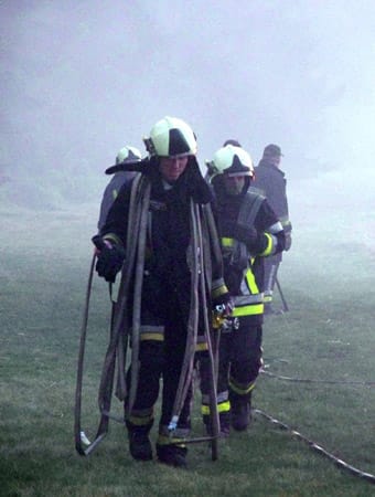 350 Feuerwehrleute sind im Einsatz, darunter auch 70 Deutsche. 350 Feuerwehrleute sind im Einsatz, darunter auch 70 Deutsche.