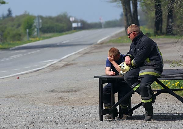 Die Feuerwehrleute haben bis zur Erschöpfung gegen die Flammen gekämpft. Mittlerweile ist der Brand unter Kontrolle. Die Feuerwehrleute haben bis zur Erschöpfung gegen die Flammen gekämpft. Mittlerweile ist der Brand unter Kontrolle.
