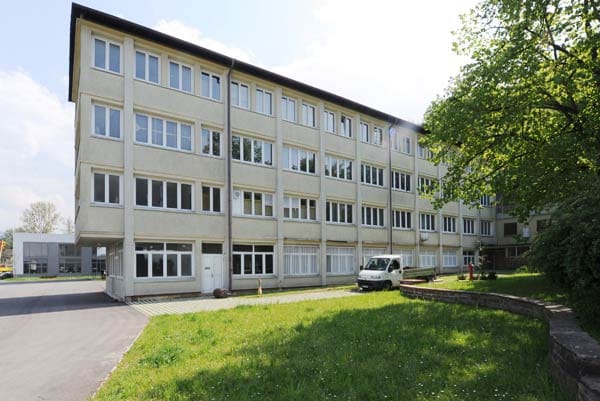 Von außen erscheint das Gebäude eines ehemaligen Internats ganz schlicht - kaum zu glauben, dass die Städte Ludwigshafen, Stuttgart und Konstanz hier ganz nah beieinander liegen. Von außen erscheint das Gebäude eines ehemaligen Internats ganz schlicht - kaum zu glauben, dass die Städte Ludwigshafen, Stuttgart und Konstanz hier ganz nah beieinander liegen.