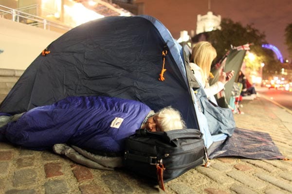 Die ersten hartgesottenen Anhänger campen bereits vor Westminster Abbey, um einen guten Blick auf das Brautpaar erhaschen zu können. Die ersten hartgesottenen Anhänger campen bereits vor Westminster Abbey, um einen guten Blick auf das Brautpaar erhaschen zu können.