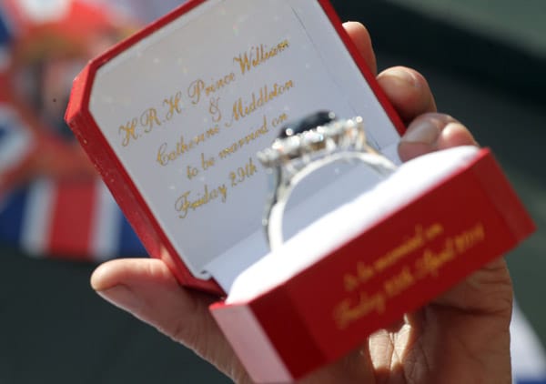 Den Verlobungsring von Kate Middleton können Anhänger nachkaufen. Den Verlobungsring von Kate Middleton können Anhänger nachkaufen.