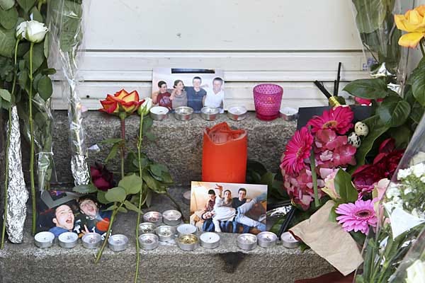 Vor dem Haus der Familie haben Trauernde Blumen und Kerzen aufgestellt. Vor dem Haus der Familie haben Trauernde Blumen und Kerzen aufgestellt.
