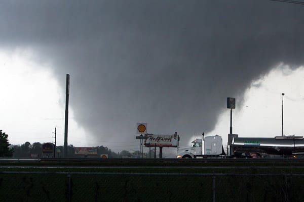 Der Süden der USA wurde von einer ganzen Serie von Tornados heimgesucht. Der Süden der USA wurde von einer ganzen Serie von Tornados heimgesucht.