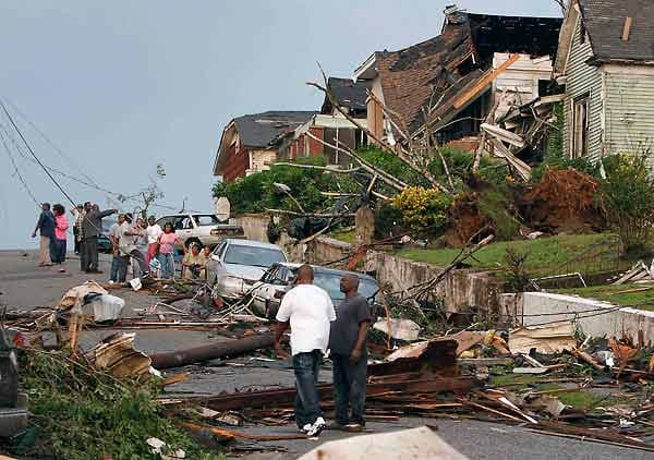 Ein Tornado traf Pratt City in Alabama und erzeugte eine Schneise der Zerstörung. Ein Tornado traf Pratt City in Alabama und erzeugte eine Schneise der Zerstörung.