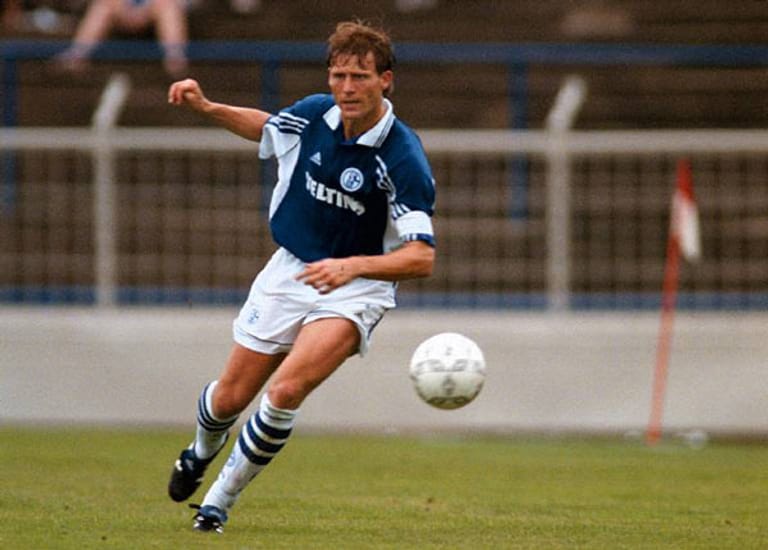 In die andere Richtung ging Ingo Anderbrügge. Der Mann mit dem eisenharten Schuss kam als 16-Jähriger nach Dortmund, ging aber nach acht Spielzeiten nach Gelsenkirchen. Dort hatte er seine beste Zeit: Er erzielte 82 Tore in 321 Spielen für die Schalker. Später trat Christoph Metzelder in seine Fußstapfen, als er 2010 über den Umweg Madrid zu Schalke fand.