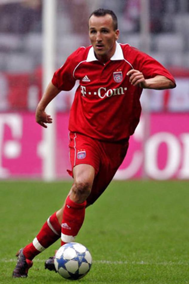 Jens Jeremies erlebte beim TSV 1860 München seinen Durchbruch in der Bundesliga. Als der FC Bayern 1998 anklopfte, ging er den schwierigen Gang an die Säbener Straße. Obwohl die Anhänger des Rekordmeisters Jeremies anfangs skeptisch beurteilten, konnte der zweikampfstarke Mittelfeldspieler alle überzeugen und trug maßgeblich zum Champions-League-Gewinn der Münchner 2001 bei.