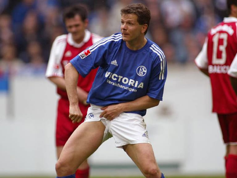 Andreas Möller gilt einer der besten deutschen Fußballer überhaupt, aber auch als einer der umstrittensten. Nicht nur mit zahlreichen "Schutz-Schwalben", sondern auch mit seinen Vereinswechseln machte sich der begnadete Techniker das Fußballer-Leben nicht leicht. Zu Beginn seiner Karriere wechselte er trotz Treuebekenntnissen munter zwischen Frankfurt und Dortmund hin und her. Mit dem Transfer vom BVB nach Schalke 2001 machte er sich noch mehr Feinde. Doch er überzeugte alle Kritiker und lief 86 mal für die Königblauen auf.