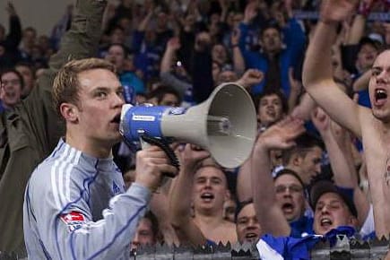 Da waren sie noch ein Herz und eine Seele: Manuel Neuer peitscht die Schalker Fans ein.