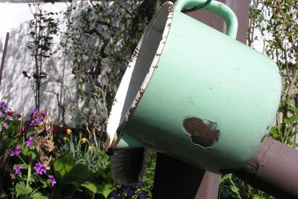 Gartendeko kann man auch selber machen – zum Beispiel könnte dieser alte, angeschlagene Emaille-Topf als Gießgefäß für die Blumentöpfe dienen. In einem alten Bauerngarten hat eine Plastik-Gießkanne nichts zu suchen. Dieser Topf dagegen zieht die Blicke auf sich.
