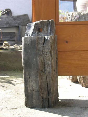 Kurze Stücke alter Fachwerkbalken dienen als individuelle Türstopper. Ohne weiterer Kosten entsteht so ein herrlicher Landhaus-Charme.