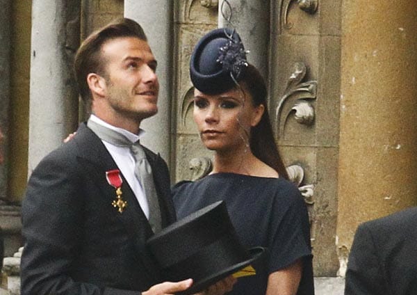 David und Victoria Beckham erreichen die Westminster Abbey. Victoria Beckham verzieht keine Miene und wirkt angespannt.