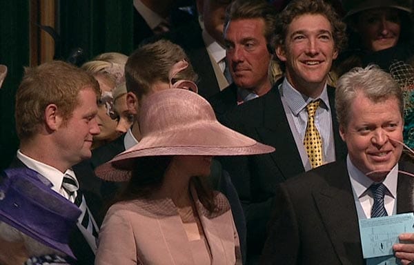 Charles Spencer (rechts), der Bruder der verstorbenen Prinzessin Diana, ist in der Kirche eingetroffen.