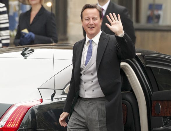 Der britische Premierminister David Cameron winkt in die Menge.