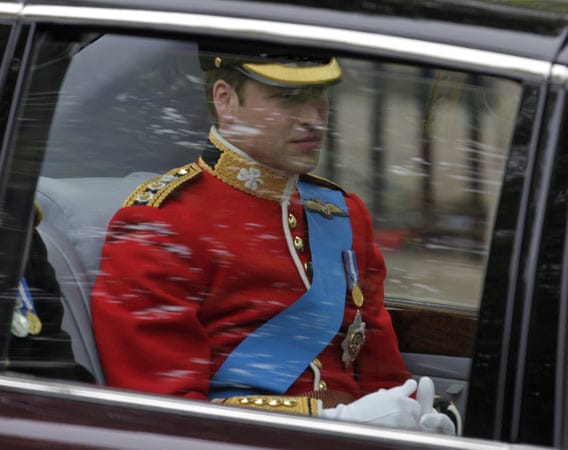 Prinz William lässt sich in einem Bentley zur Westminster Abbey fahren.