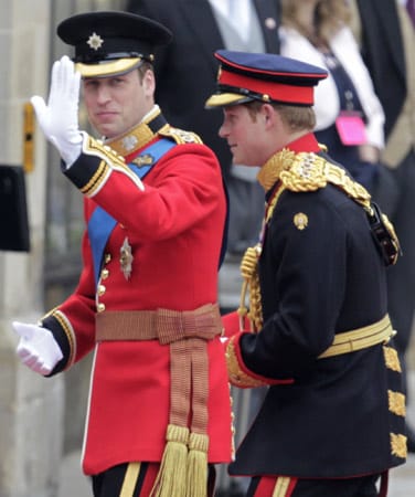 William (links) wird von seinem Bruder und Trauzeugen Prinz Harry begleitet.